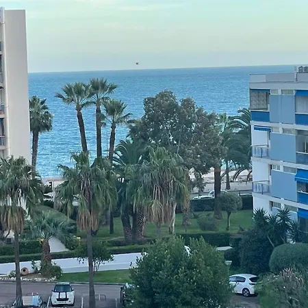 Vue Tres Proche De La Et Des Commerces